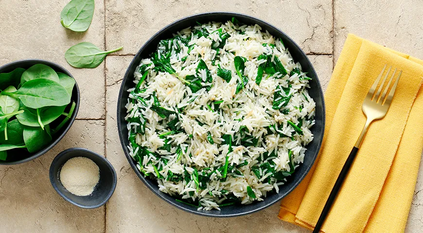 Жареный вареный рис со шпинатом и чесноком на ужин
