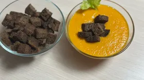 Морковный суп-пюре с сухариками