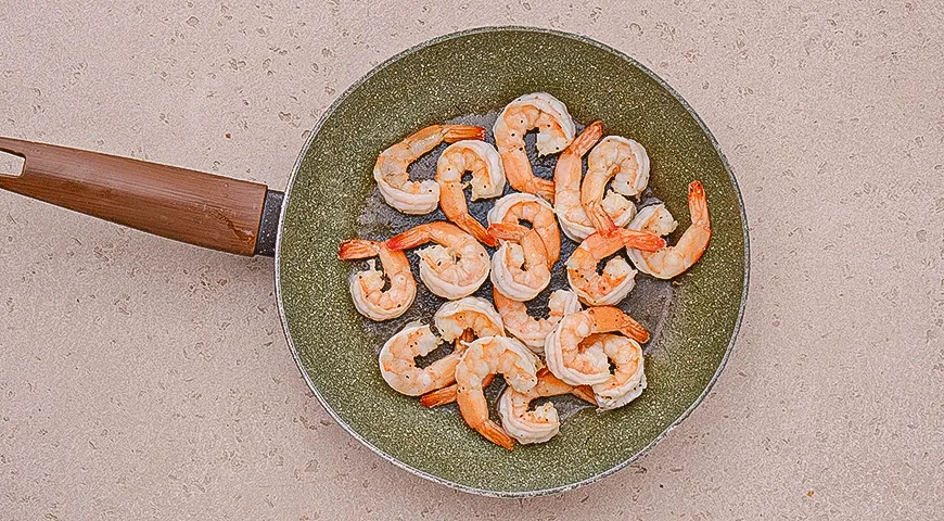 Зеленый салат с креветками и грейпфрутом