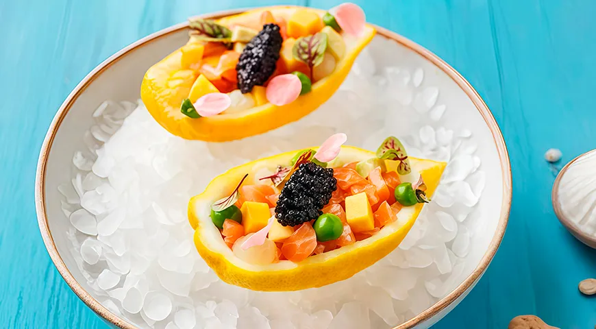 Тартар из лосося с лимонным соком и икрой палтуса