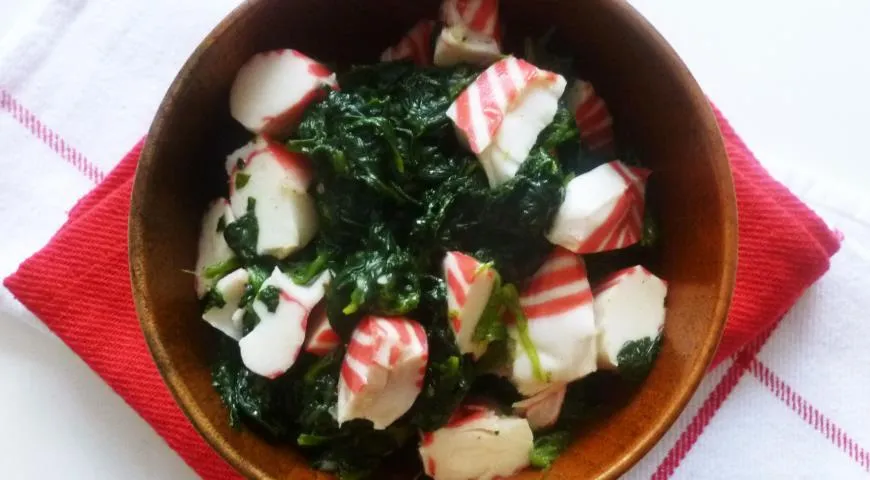 Салат из шпината с крабовым мясом