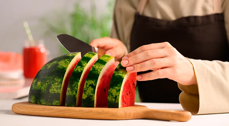 Чаще всего арбуз подают с коркой: мякоть съедается, остальное — в мусор