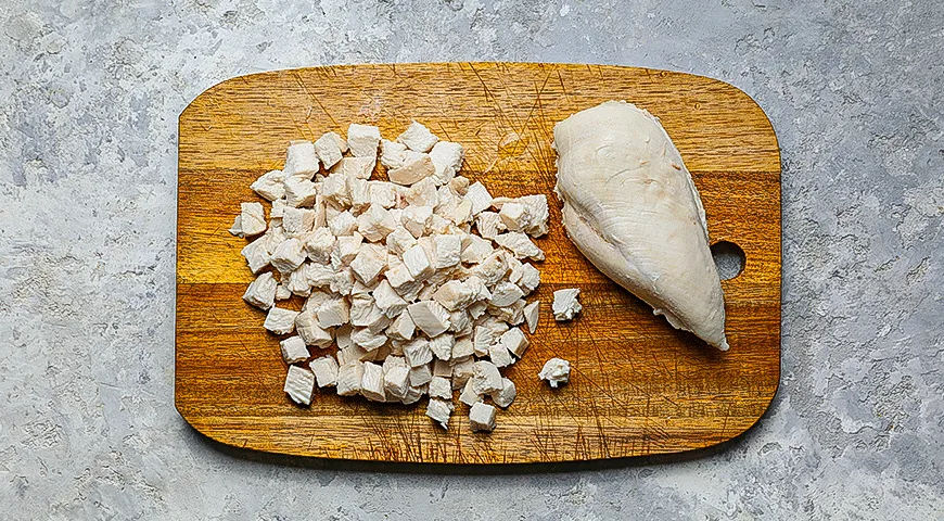Куриный салат с пастой, ягодами и маковой заправкой