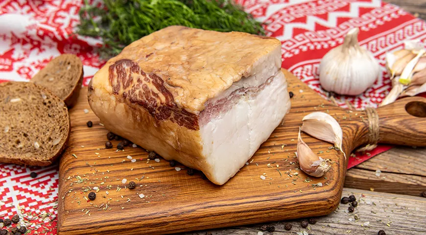 Для копчения сала подходит ольховая и яблоневая щепа