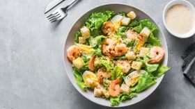 Салат Цезарь с креветками (простой рецепт)