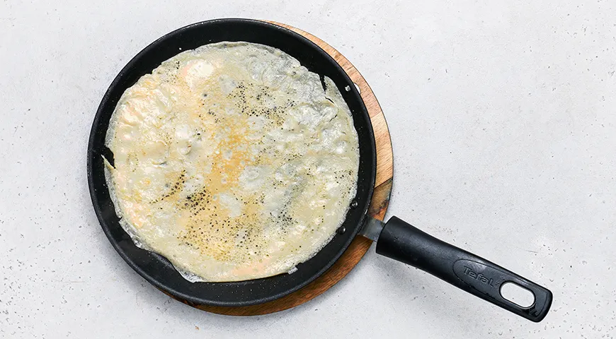 Салат с крабовыми палочками, сыром и яичными блинчиками