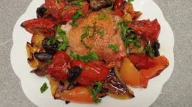 Куриное бедро, запеченное с овощами и шампиньонами