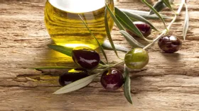 Диетолог рассказала, от какого растительного масла нужно отказаться и почему мясо лучше жарить на оливковом
