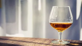 Будет только хуже: нарколог развеял миф о пользе 30 граммов коньяка в день