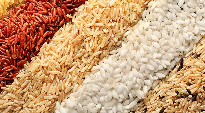 Помимо привычного белого шлифованного риса, на полках магазинов можно найти нешлифованный бурый, красный, дикий рис