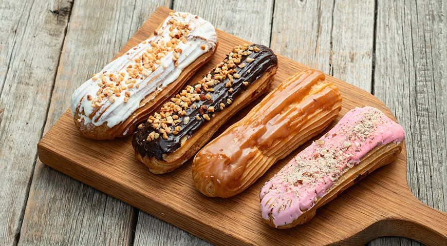 Эклеры различаются по виду начинки и типу глазурного покрытия