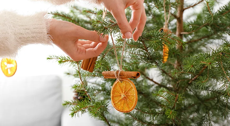 Из слайсов апельсина и палочек корицы получаются симпатичные елочные игрушки в экостиле