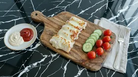 Рулетики «Сытные улитки» (лаваш с курицей и овощами)