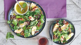 Салат с курицей, финиками и беконом