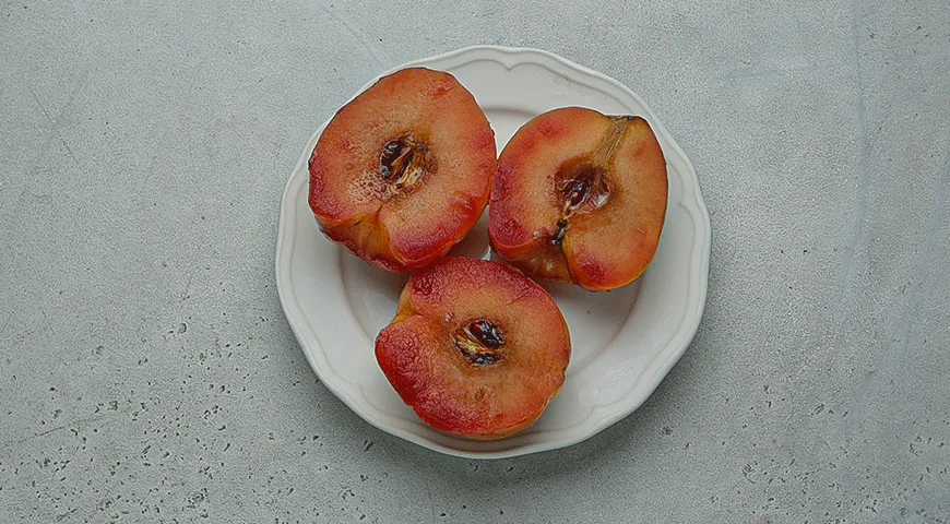 Томленая айва с каймаком и фисташками