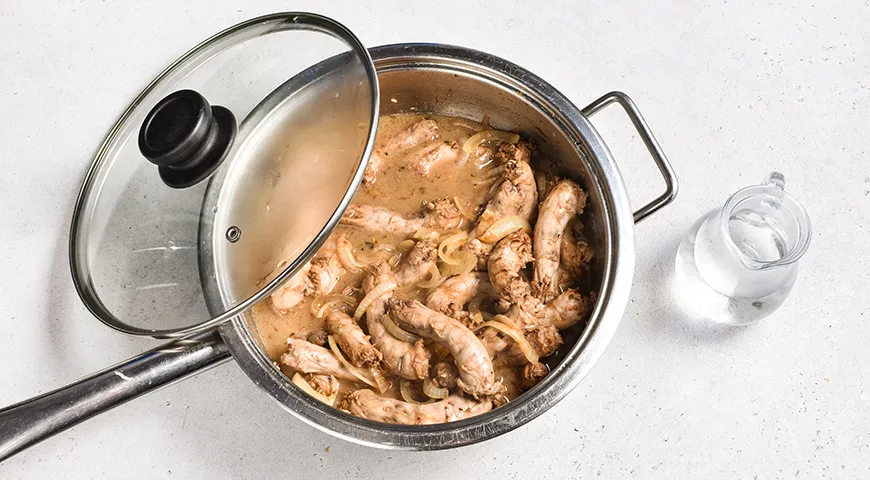 Тушеные куриные шейки с луком