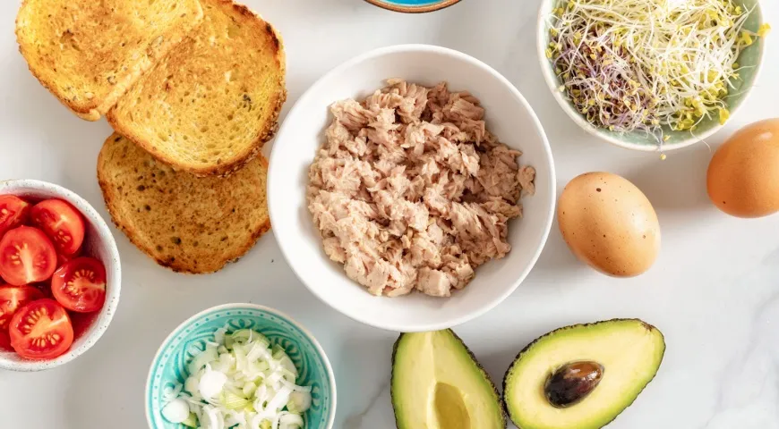 Благодаря социальным сетям у тунакадо появилось много версий, но тунец, хрустящий хлеб, помидоры и авокадо всегда есть среди ингредиентов