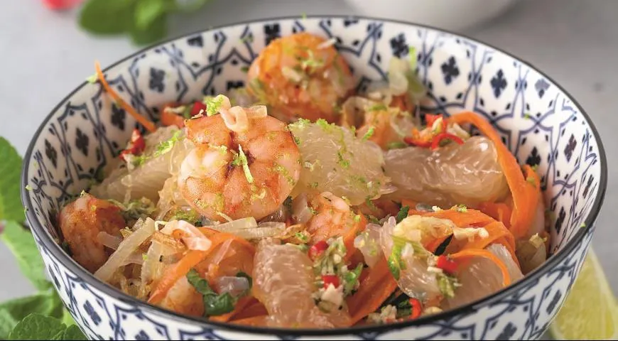 Вьетнамский салат с креветками, помело и жареным шалотом
