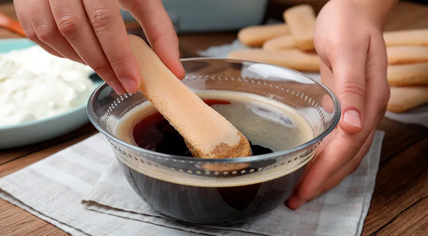 Согласно оригинальной трактовке, печенье савоярди для тирамису пропитывают не просто кофе, а смесью эспрессо и сладкой Марсалы