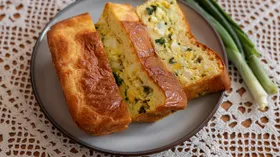 Заливной пирог с зелёным луком и яйцом