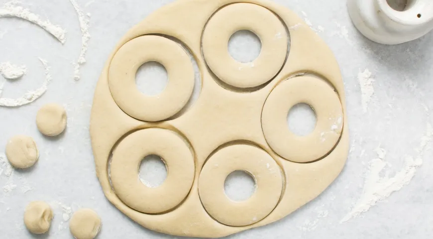 Самый простой способ сделать в пончике дырку — использовать формы разного диаметра