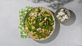 Салат с макаронами, фетой и горошком