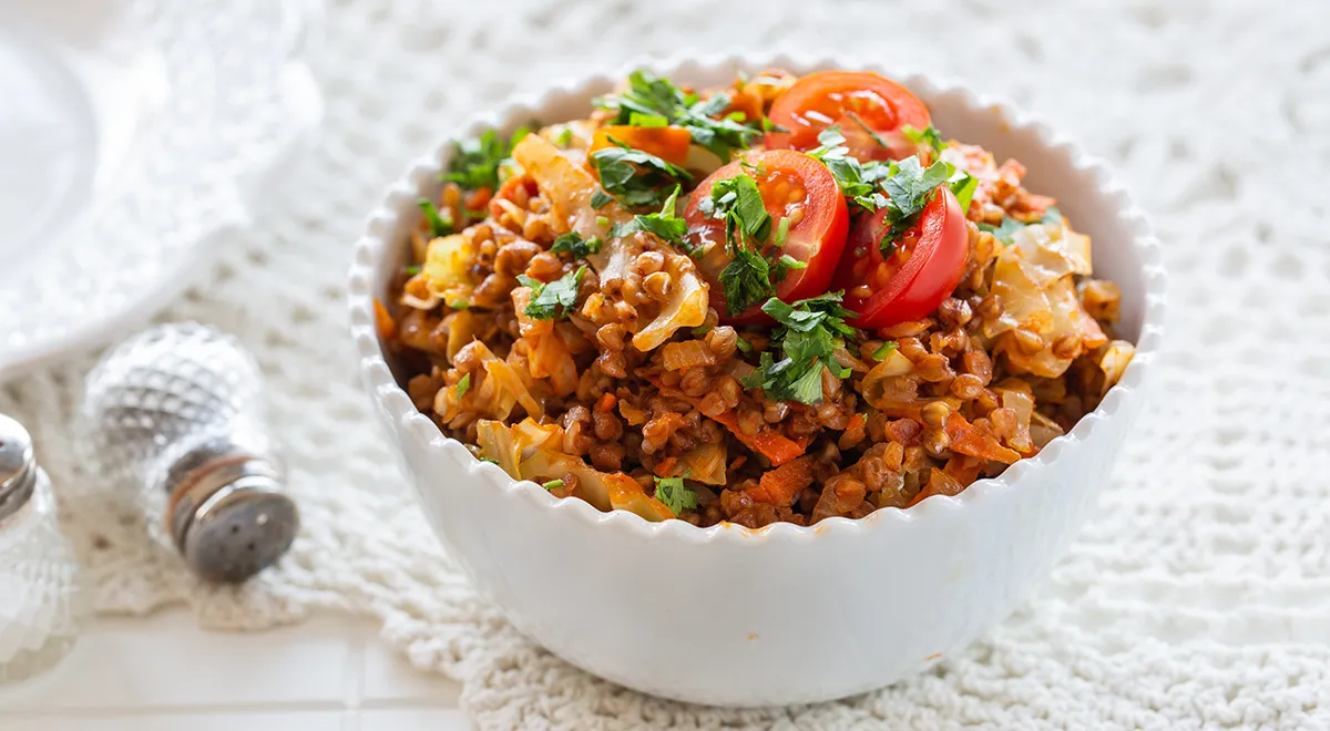 Гречка с капустой, тушенная на сковороде