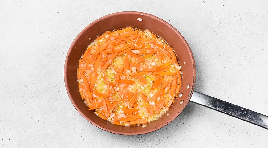 Рис с тыквой в сковороде