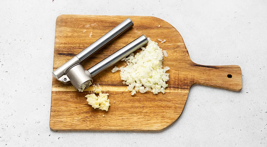 Гречка с фрикадельками на сковороде