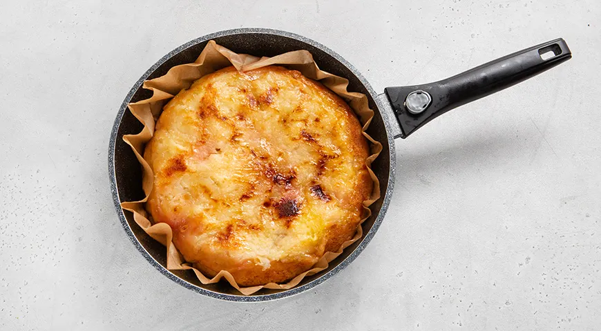 Яблочный пирог на сковороде