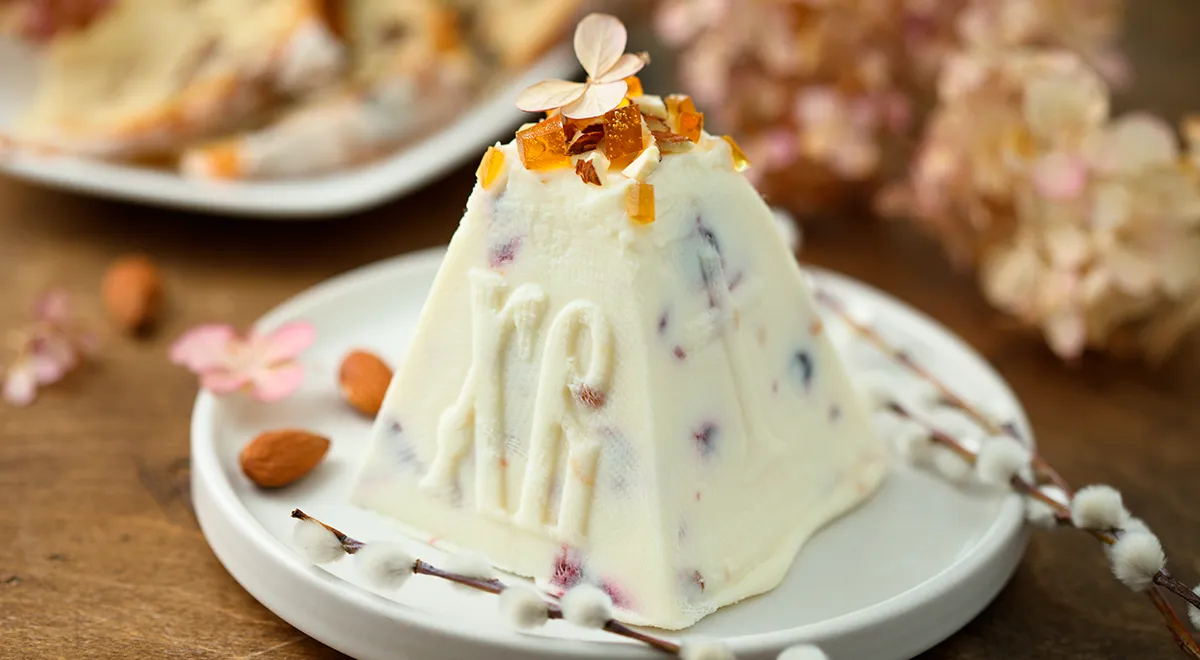 Пасха с вяленой вишней и миндалем