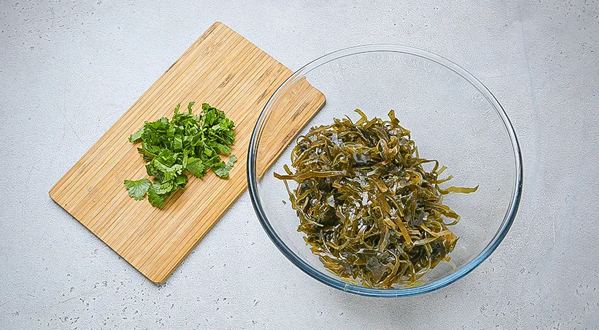 Салат из морской капусты с чили-заправкой