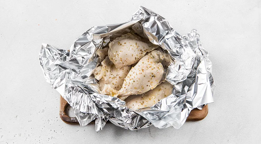 Салат с курицей, ананасом и сыром