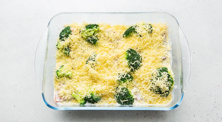 Горбуша с брокколи, запеченная в сливках