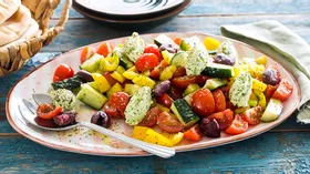 Греческий салат с зеленым сырным кремом