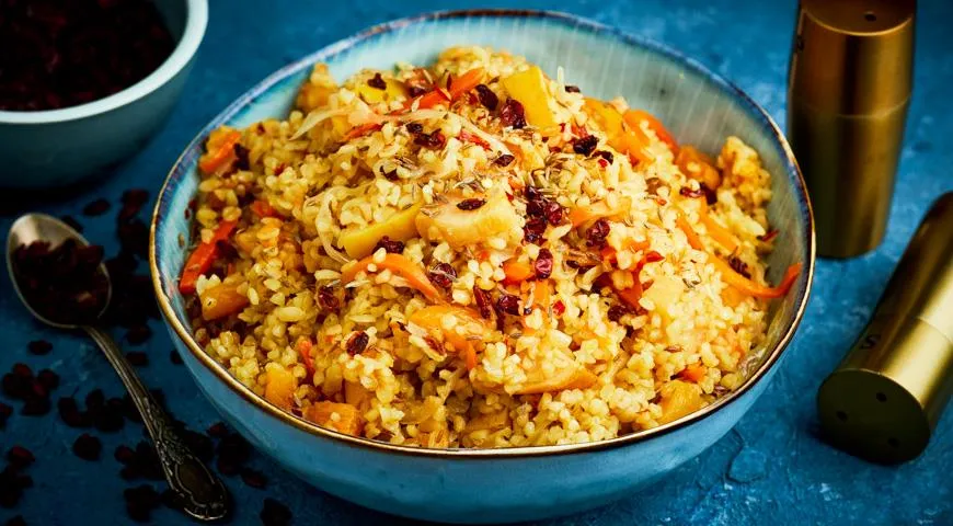 Булгур с овощами и сухофруктами