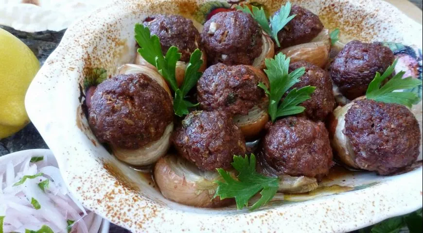 Готовим луковый кебаб с гранатовым соусом (Sogan Kebabi – Onion Kebab)