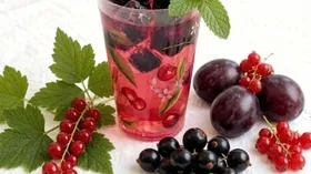 Компот из красной смородины с кубиками ледяного морса