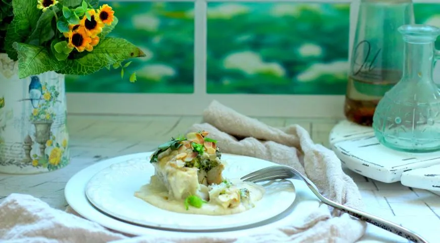Белая рыба с брокколи в сырном соусе
