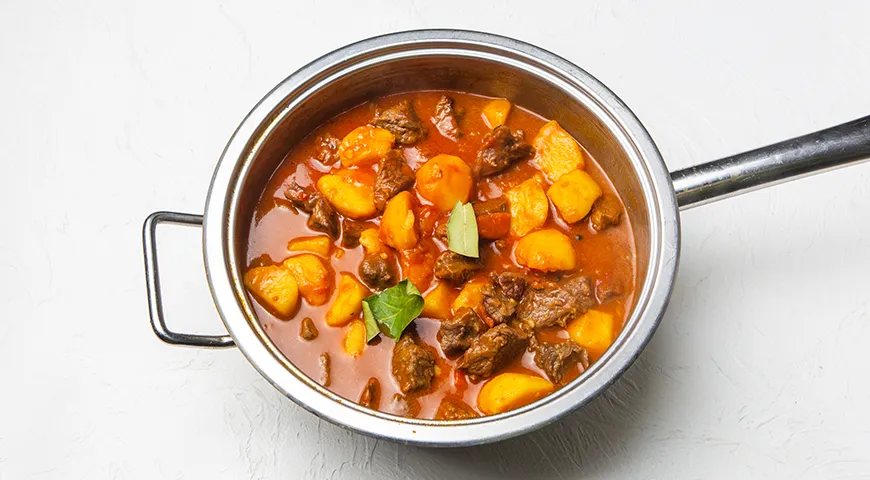 Тушенная картошка с мясом на сковороде