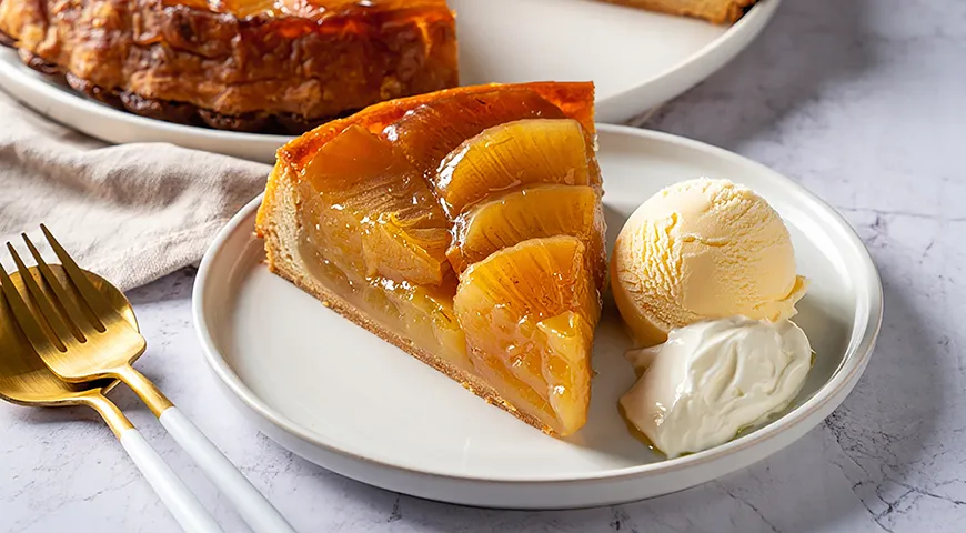 Знаменитый яблочный пирог тарт татен прославился благодаря уникальной технологии, когда карамелизированные яблоки располагаются на подушке из песочного теста