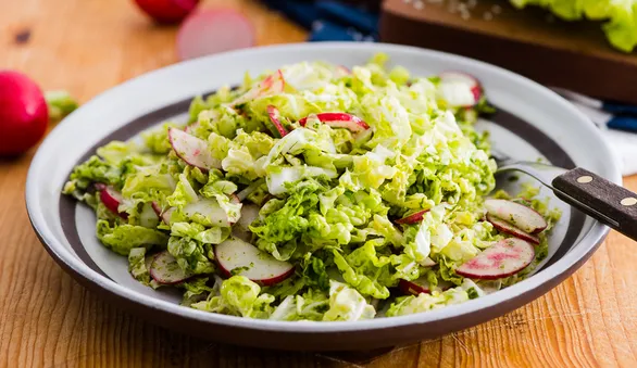 Салат с редиской и капустой
