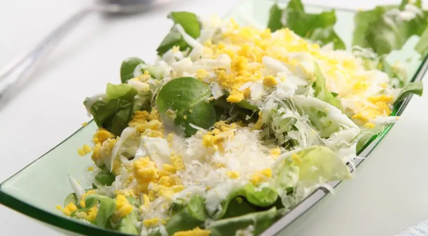 Зелёный салат с яично-сырной заправкой