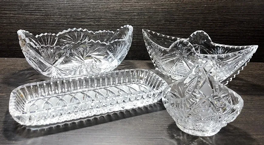Хрустальная посуда всегда ценилась за эффектную игру света на ее гранях (фото: meshok.net)