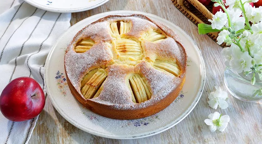 Рецепт пышного пирога с красными яблоками