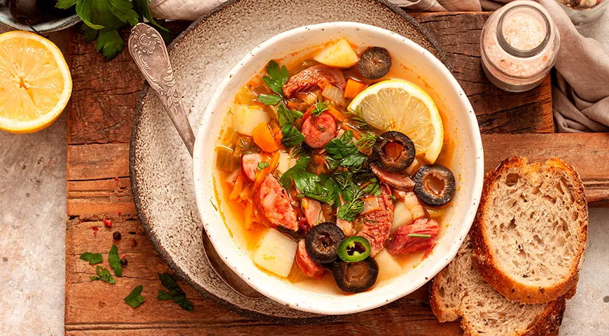 Солянка с картофелем — это основательное первое блюдо, которое вполне способно заменить целый прием пищи