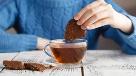 Как правильно макать печенье в чай: в Великобританни появился эксперт, который этому научит 