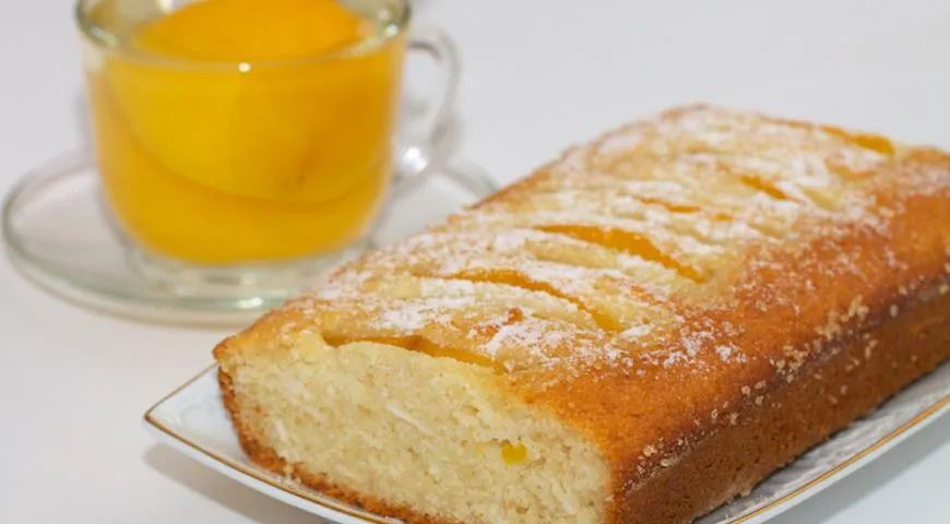 Постный кекс-манник с кокосовой стружкой и персиками