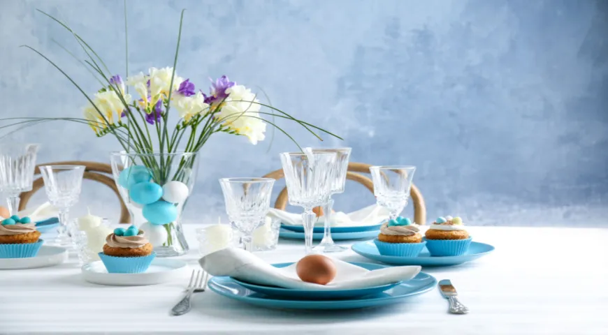 Пример сервировки пасхального стола с акцентом на белом и голубом цветах
