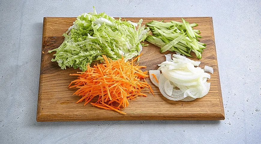 Салат из мидий с фунчозой